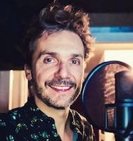 Hervé Lacroix, comédien voix off, dans une cabine de speak en 2025. Version petite résolution.